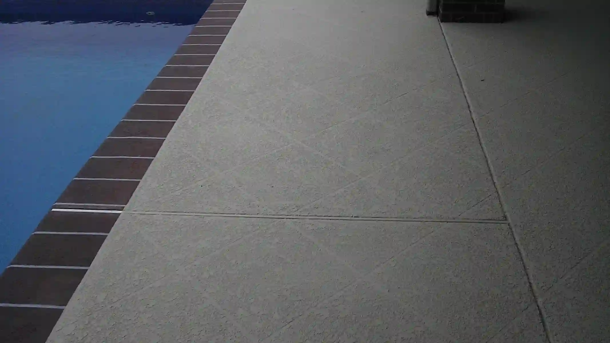 Pool deck pour