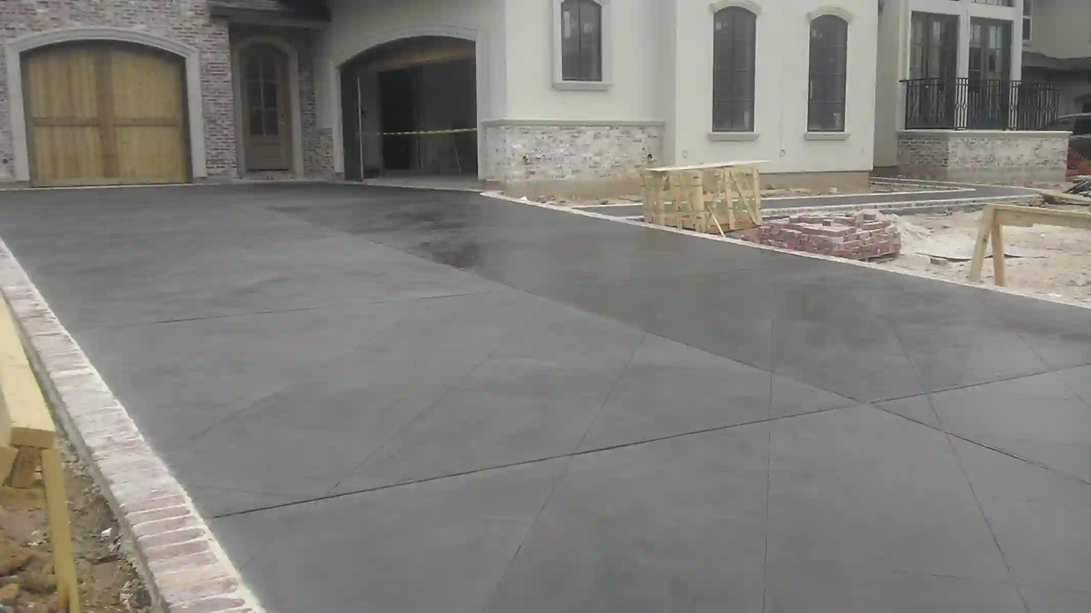 Concrete driveway in Spring, TX